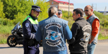 Полицейские и байкеры вышли в совместный рейд в Псковском районе - 2023-08-01 15:35:00 - 2