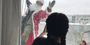 Деды Морозы и Снегурочки спустились с крыши и поздравили детей в больнице - 2022-01-08 10:00:00 - 2