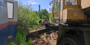 Работы по подъему теплотрассы идут на улице Золотковской в Великих Луках - 2022-06-07 14:35:00 - 2