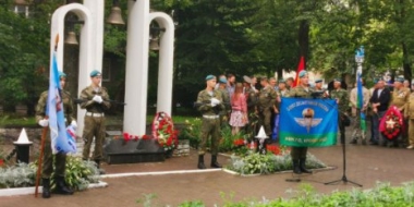 В Великих Луках прошли митинги в честь Дня воздушно-десантных войск - 2022-08-02 13:54:23 - 2