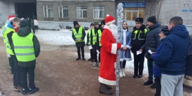 Великолукские полицейские провели мероприятие «Пешеход и Новый год!» - 2022-12-27 10:35:00 - 2