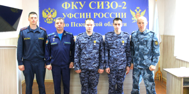 Сотрудникам великолукского СИЗО вручены медали «За боевые отличия» - 2023-05-05 09:35:00 - 2
