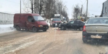 В Великих Луках затруднено движение из-за ДТП - 2022-01-19 11:09:31 - 2
