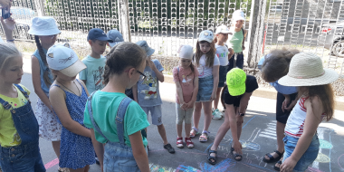 Юные великолучане рисовали на асфальте «Лето без ДТП» - 2023-06-22 14:05:00 - 2