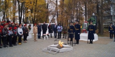 В Невеле на мемориальном комплексе зажжен Вечный Огонь - 2022-10-13 13:05:00 - 2