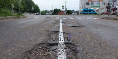 На улице Винатовского в Великих Луках разметку положили прямо на ямы - 2022-06-21 12:43:00 - 3