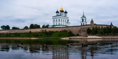 Огромный российский флаг развернут 22 августа в Пскове на набережной Великой - 2022-08-16 13:35:00 - 2