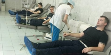 Великолукские инспекторы ГИБДД сдали кровь для пострадавших в ДТП - 2022-11-16 14:35:00 - 2