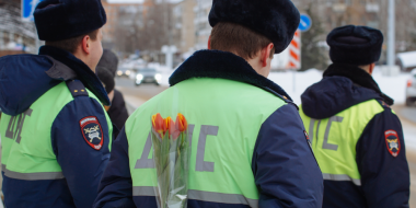 Великолукские полицейские поздравили женщин-водителей с 8 марта - 2023-03-06 11:01:00 - 2
