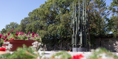 Участники турслета возложили цветы к Могиле неизвестного солдата в Пскове - 2023-07-13 16:05:00 - 2