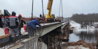 Продолжается ремонт моста через реку Шелонь в Дновском районе - 2022-04-08 17:05:00 - 2