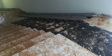 На лестнице подземных переходов начали укладывать резиновое покрытие - 2022-11-25 14:37:00 - 2