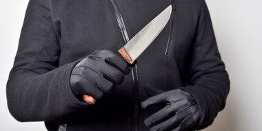 Пскович, вооруженный ножом, ограбил магазин - 2024-02-03 18:05:00 - 2