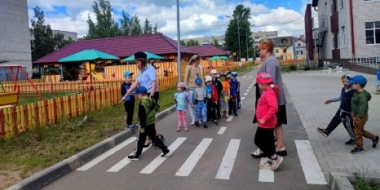 Маленькие великолучане учились переходить проезжую часть - 2022-06-23 09:35:00 - 2