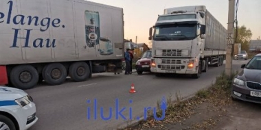 Из-за ДТП на улице Глинки в Великих Луках затруднено движение - 2021-10-06 18:40:00 - 2