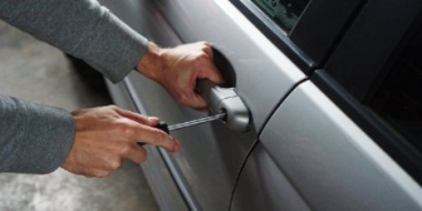 Угнанный ВАЗ нашли на улице Дружбы в Великих Луках - 2021-11-25 16:05:00 - 2