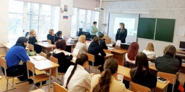 В Великих Луках сотрудники ГИБДД встретились со школьниками - 2021-12-16 09:35:00 - 2