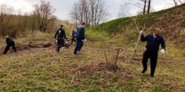 Территорию вокруг Великолукской крепости привели в порядок сотрудники СИЗО - 2021-04-23 14:13:00 - 2 Территорию вокруг Великолукской крепости привели в порядок сотрудники СИЗО - 2021-04-23 14:13:00 - 2