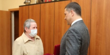 Директору Идрицкой школы вручен нагрудный знак к званию заслуженного педагога - 2021-06-11 09:13:00 - 2