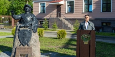Михаил Ведерников возложил цветы к памятнику первому российскому императору - 2022-06-10 18:35:00 - 2