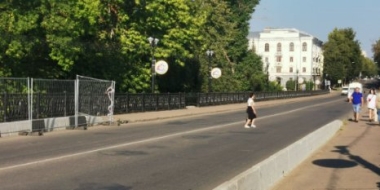 В Великих Луках пешеходная часть центрального моста перекрыта - 2022-08-26 09:33:00 - 2