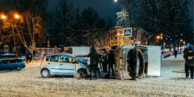 На разводе в Великих Луках столкнулись легковушка и ГАЗель - 2024-01-09 19:09:00 - 2