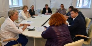Вера Емельянова проинспектировала строительство и ремонт школ - 2022-07-16 16:00:00 - 2