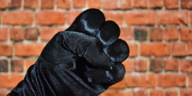 Двое великолучан ограбили девочку в подъезде - 2021-10-15 12:35:00 - 2