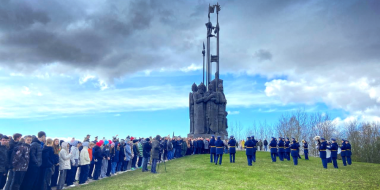 Гирлянду Славы и цветы возложили к памятнику Дружине Александра Невского - 2024-04-19 11:35:00 - 2