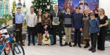 Михаил Ведерников исполнил новогодние мечты детей в рамках «Елки желаний» - 2022-12-30 17:05:00 - 2