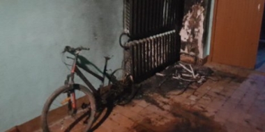 В Великих Луках подожгли лестничную площадку - 2021-05-21 09:56:00 - 2