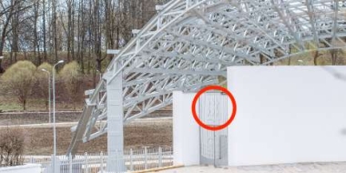 В парке Петровский неправильно установлены гербы Великих Лук - 2021-04-26 14:02:00 - 2 В парке Петровский неправильно установлены гербы Великих Лук - 2021-04-26 14:02:00 - 2