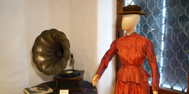 Псковский музей показал журналистам выставку «дамских штучек» - 2023-03-08 14:05:00 - 2