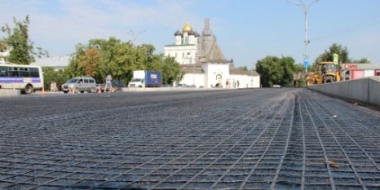 На площадь у Псковского кремля вышла асфальтоукладочная техника - 2021-07-16 14:37:00 - 2