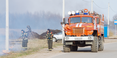 Пожарные тушат пламя, охватившее поле в районе Дружбы - 2023-04-13 18:33:00 - 2