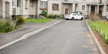 В Великих Луках отремонтирован двор на улице Дьяконова - 2021-10-12 14:35:00 - 2