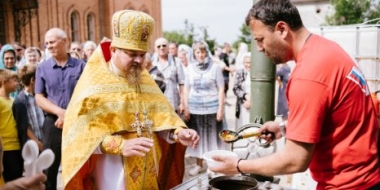 При храмах Мариуполя Народный фронт организовал полевые кухни - 2022-07-02 14:00:00 - 2
