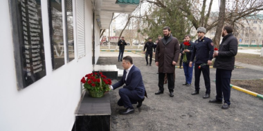 Михаил Ведерников в Чечне почтил память десантников 6-й роты - 2023-03-02 13:35:00 - 2