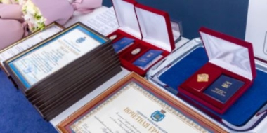 Михаил Ведерников наградил сотрудников областной станции скорой помощи - 2021-04-29 09:56:00 - 2 Михаил Ведерников наградил сотрудников областной станции скорой помощи - 2021-04-29 09:56:00 - 2