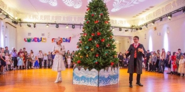 Губернаторские елки прошли в Великолукском драматической театре - 2022-12-26 13:05:00 - 2