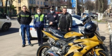 В Великих Луках прошла акция «Автомобилист, нас дома ждут дети!» - 2022-04-22 11:35:00 - 2