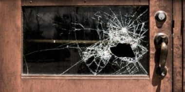 В Псковской области, вооружившись топором и кирпичом, мужчина обокрал соседа - 2021-06-09 14:36:00 - 2