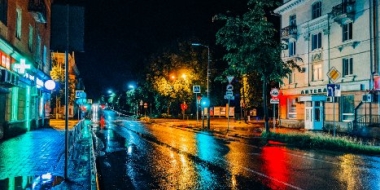 В Великих Луках водитель врезался в чужой автомобиль и сбил опору ЛЭП - 2021-10-11 14:03:00 - 2