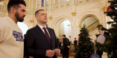 Михаил Ведерников снял с кремлевской «Елки желаний» три шарика - 2023-12-28 11:35:00 - 2