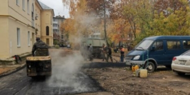 В Великих Луках ремонтируют двор на проспекте Гагарина - 2021-10-13 14:05:00 - 2