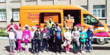 В Великих Луках сотрудники ГИБДД провели для детей игровую программу - 2021-06-11 11:13:00 - 2