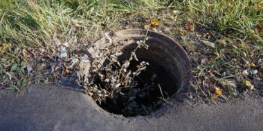 Великолучане пожаловались на открытый люк около одной из школ города - 2021-10-07 15:04:00 - 2