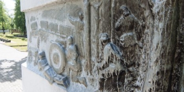 В Великих Луках подростки осквернили памятник на Братском кладбище - 2021-05-26 15:30:00 - 2