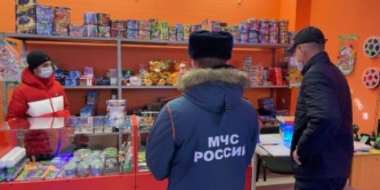 В Великих Луках проверили места продажи пиротехнической продукции - 2021-12-30 14:05:00 - 2