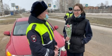 Сотрудники ГИБДД поздравили великолучанок с 8 марта - 2022-03-05 18:30:00 - 2